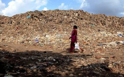 La pesadilla de la montaña de basura tan alta como un edificio de 18 pisos en India